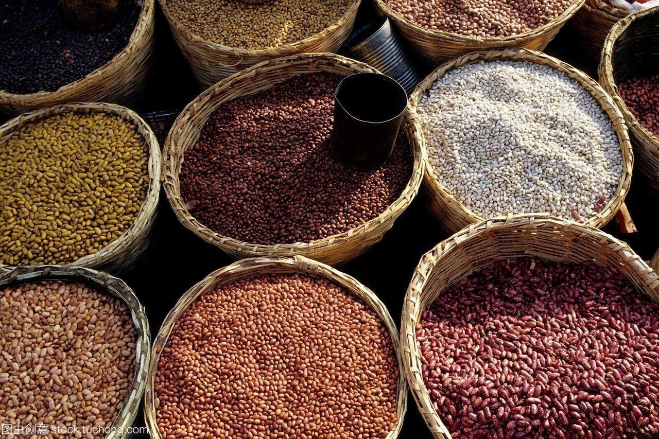 乌干达,fortportal,市场场景,农产品,各种豆类。