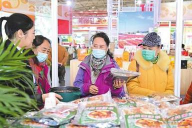 "天府粮仓"精品北京推介活动现场,消费者在挑选农产品. 受访者供图